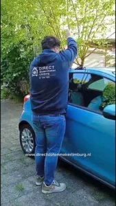 “Slotenmaker opent een auto schadevrij bij verloren of vergeten autosleutels”