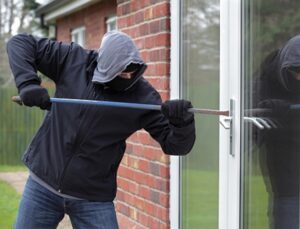 Slotenmaker vervangt een cilinderslot aan een voordeur om woning te beveiligen tegen inbraak