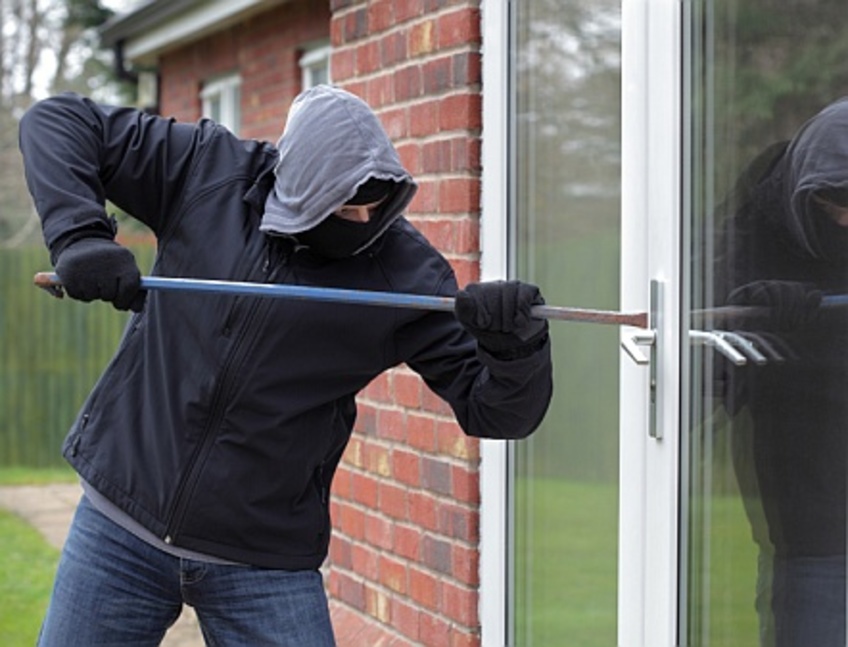 Slotenmaker vervangt een cilinderslot aan een voordeur om woning te beveiligen tegen inbraak