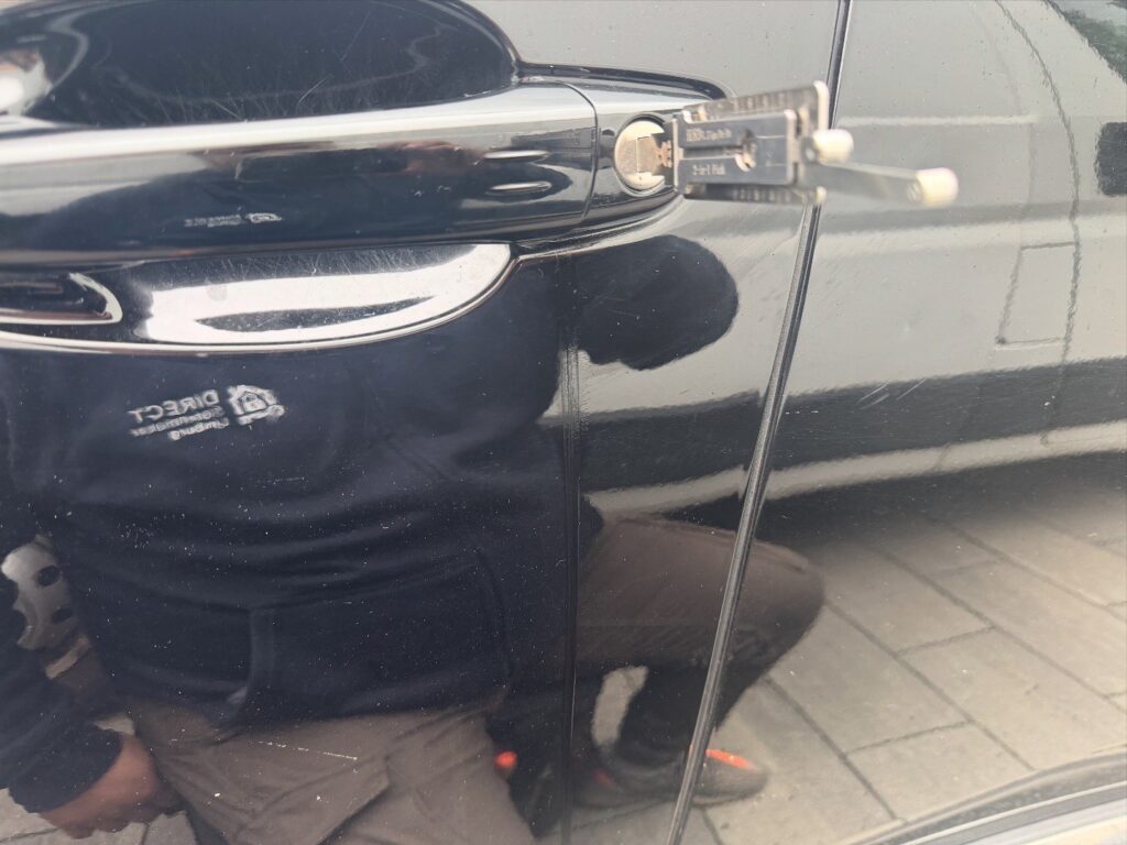 onteur opent afgesloten auto zonder schade in Limburg – professionele slotenmaker helpt automobilist bij sleutel kwijt of auto op slot gevallen in Eindhoven en omgeving.