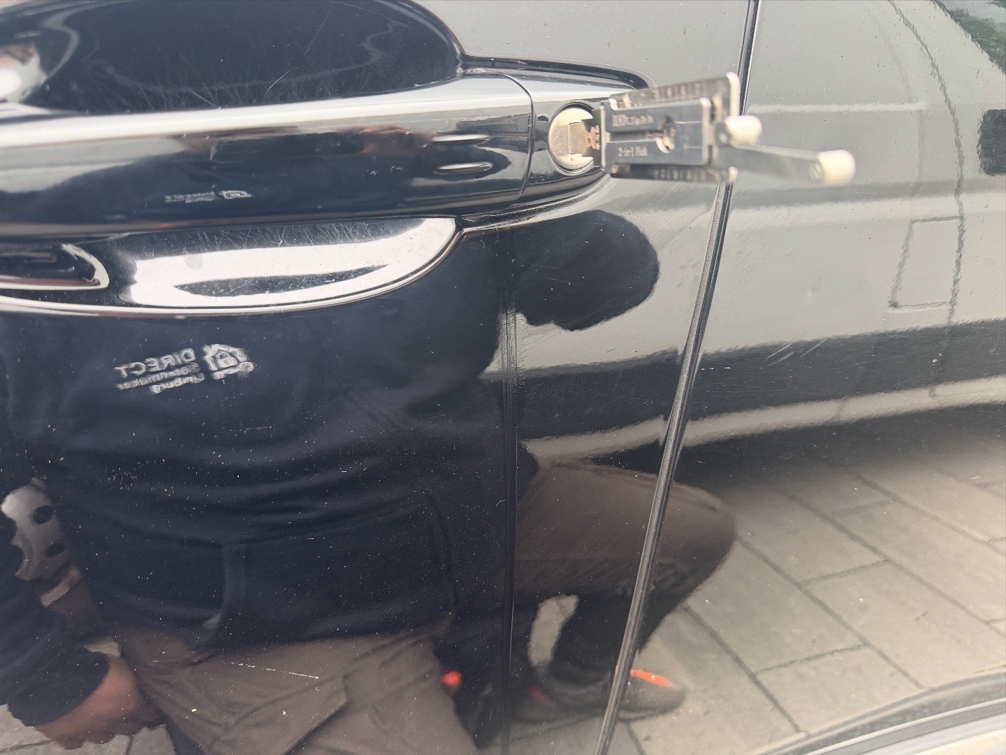 onteur opent afgesloten auto zonder schade in Limburg – professionele slotenmaker helpt automobilist bij sleutel kwijt of auto op slot gevallen in Eindhoven en omgeving.