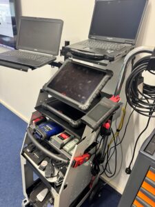 “Apparatuur voor het programmeren en coderen van autosleutels bij een professionele slotenmaker”