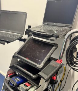 Monteur die een reserve autosleutel maakt en programmeert bij een autosleutelservice in Roermond.